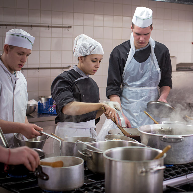 Apprentis en charcuterie au laboratoire - École des Métiers