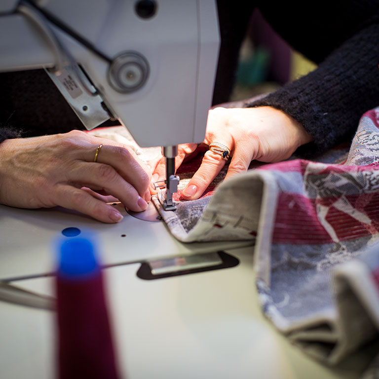 Stagiaire en formation couture à l'École des Métiers