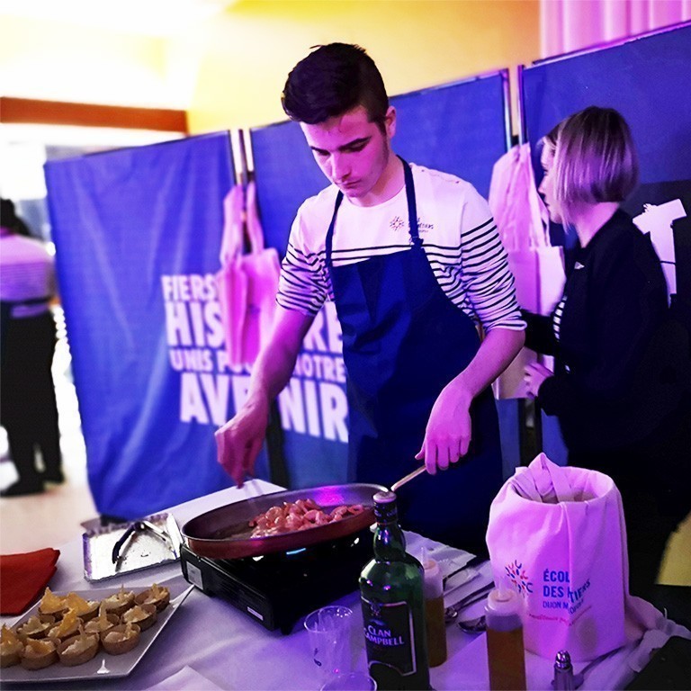 Apprenti BTS Hotellerie Restauration au flambage