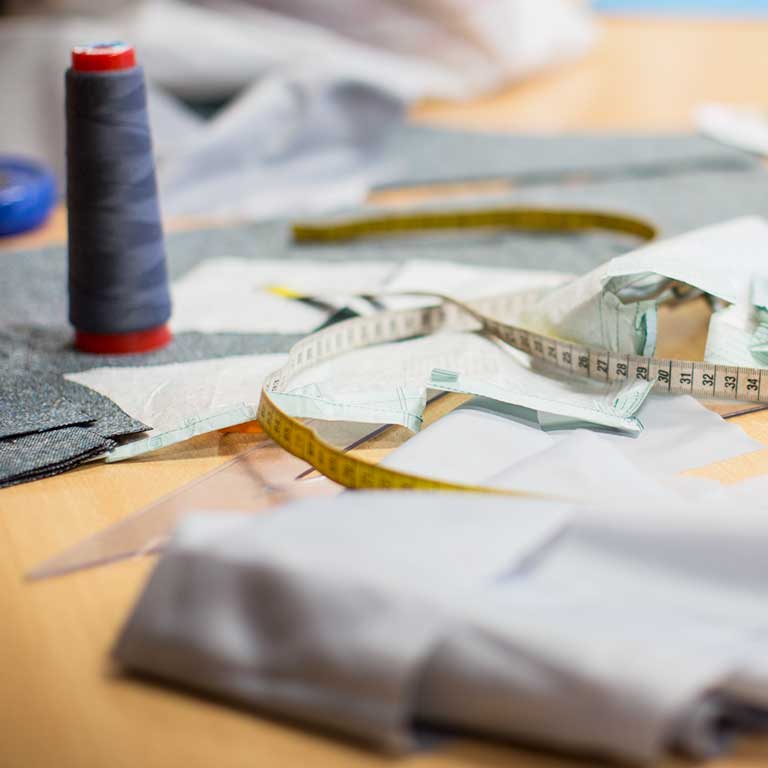 Travaux de couture à l'atelier Ligne Essentielle à l'École des Métiers
