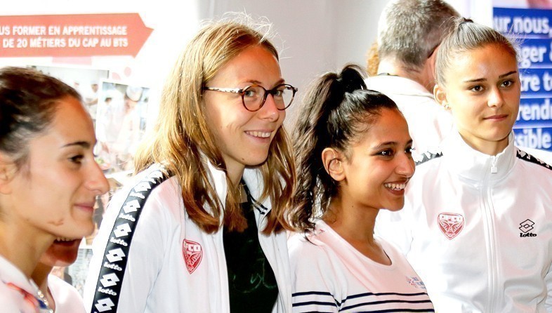 Les membres du DFCO Féminin Solène BARBANCE, Elise BONNET et Léna GOESTCH présentes à la convention de la CPME21 à l'EDM