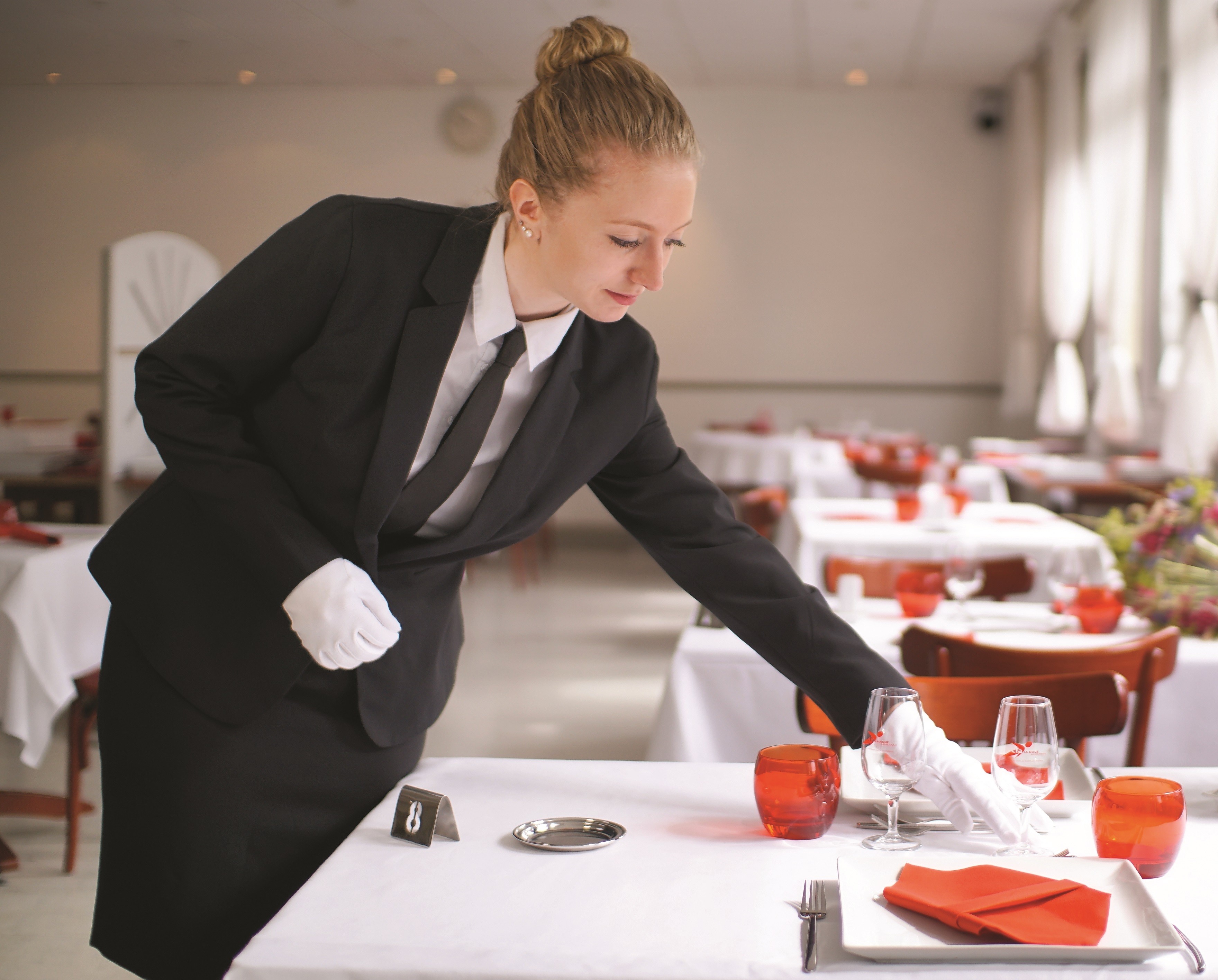 Apprentie en service au restaurant d'application