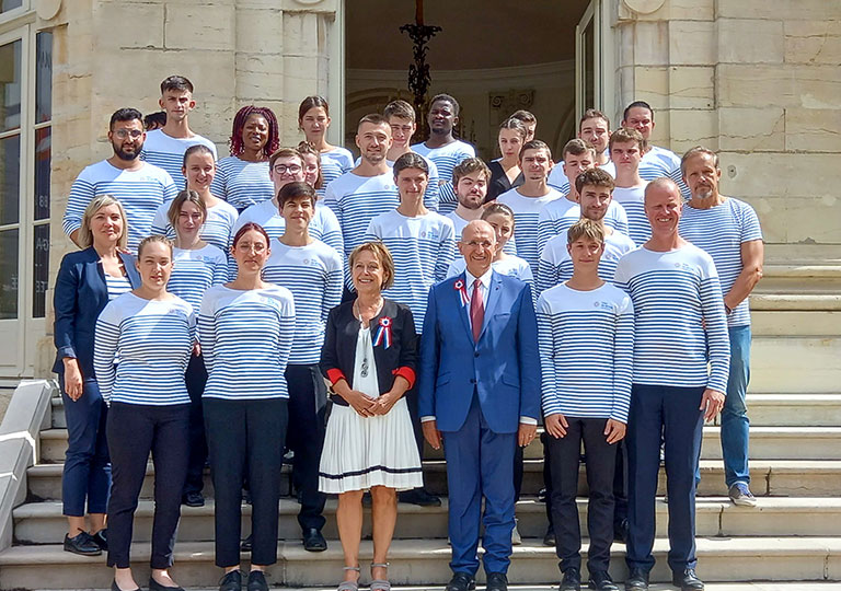 Les apprentis de l'EDM assurent le service dans les jardins de la préfecture de Côte d'Or