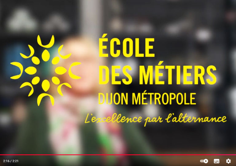 Capture d'écran de la vidéo Youtube de Vanessa Patriat enseignante en Coiffure à l'EDM