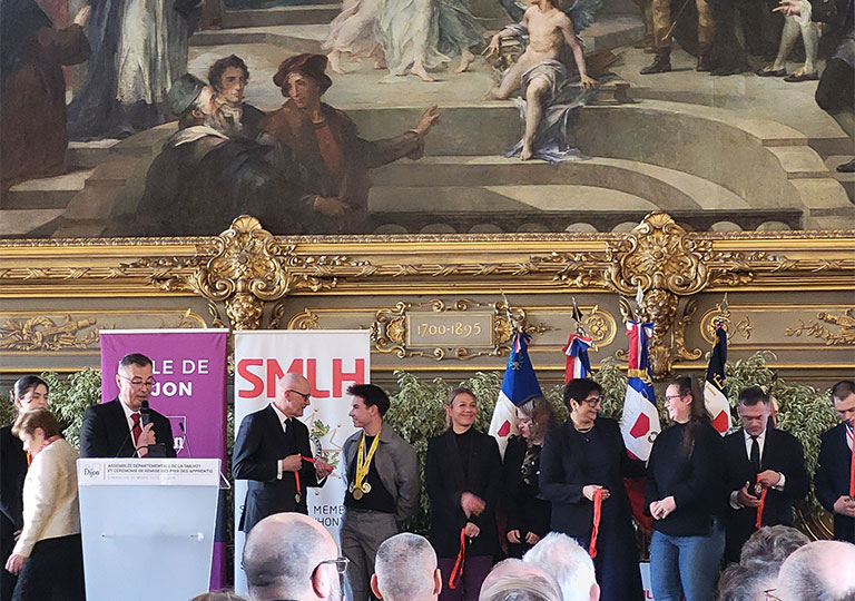 Remise prix pour Jules Bideaux, apprenti fleuriste à l'EDM.