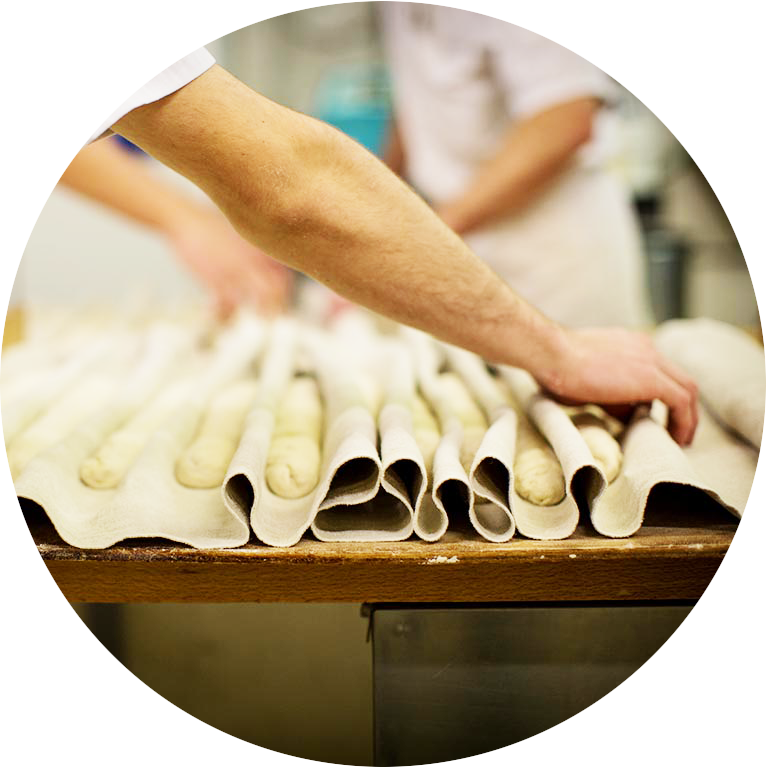 Apprenti en boulangerie à l'EDM façonne des baguettes.