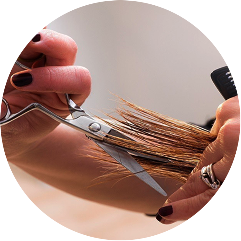 Apprentie coiffeuse au salon de l'EDM.