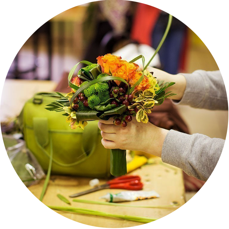 Apprentie fleuriste conçoit un bouquet à l'atelier de l'Ecole des Métiers. by EDM