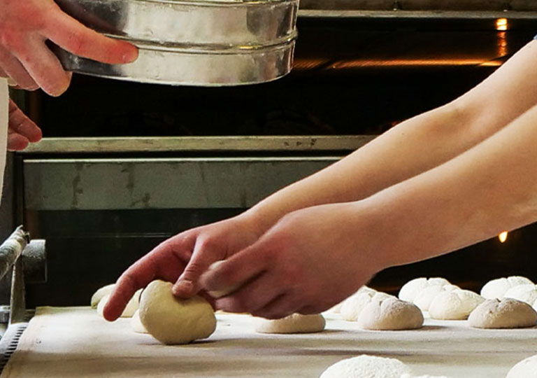 Apprentis boulangers au fournil de l'EDM