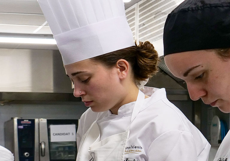 2 jeunes cuisinières pour le concours Jeunes Talents 206 à l'EDM