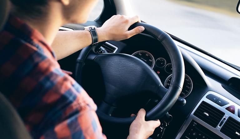 Jeune apprenti de l'Ecole des Métiers apprend à conduire