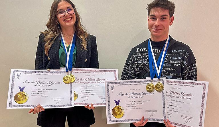 Fanny Genetier et Jules Bideaux reçoivent des médailles pour le concours des MAF