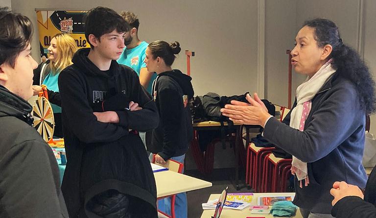 Photo de discussion pendant l'intervention de la CPAM 21 à l'Ecole des Métiers Dijon Métropole