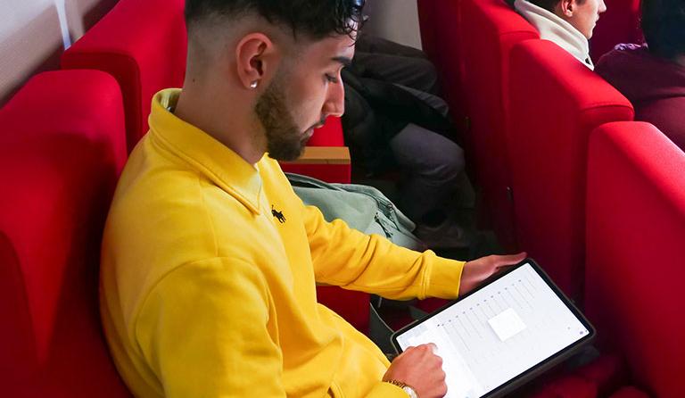 Alternant de l'EDM prend des notes pendant la conférence sur l'identité numérique