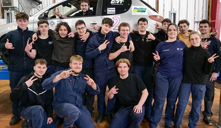 L'équipe des Terminale BAC PRO MVA devant la voiture préparée qui part pour le raid 206