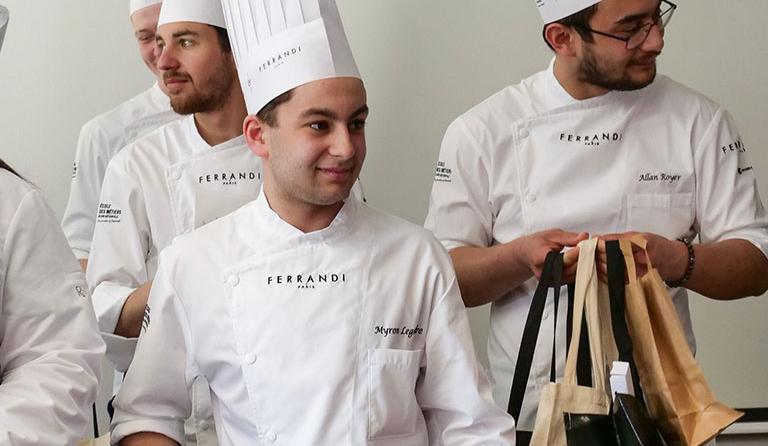 Apprentis de l'EDM qui reçoivent des lots lors de la journée de remise des diplômes en partenariat avec Ferrandi Paris