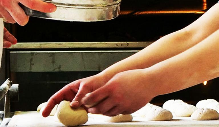 Mains d'apprentis à l'EDM en Boulangerie près du nouveau four co-financé par la région Bourgogne-Franche-Comté