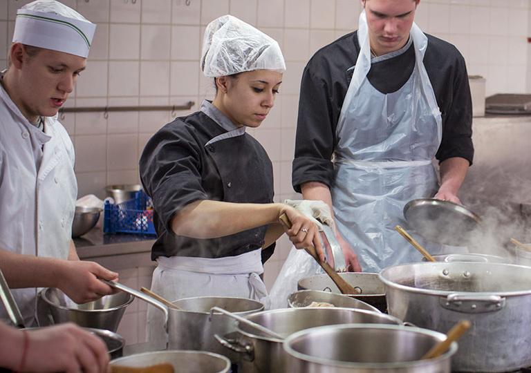 Apprentis en charcuterie au laboratoire - École des Métiers