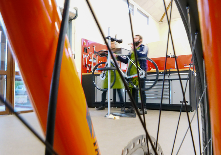 Apprenti en tenue professionnelle dans l'atelier Cycle de l'EDM