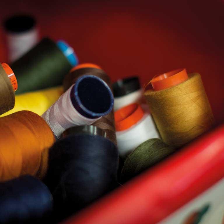 Sur le chantier d'insertion couture Ligne essentielle à l'École des Métiers