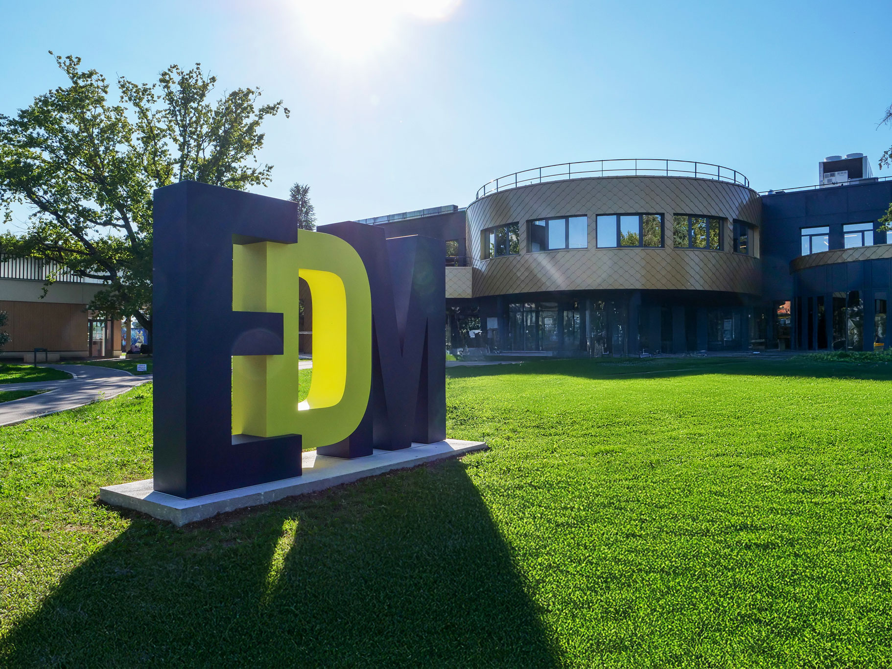 Lettrage EDM sur le parvis de l'Ecole des Métiers Dijon Métropole